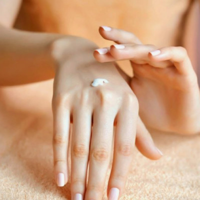 Kem Dưỡng Ẩm Da Tay Chiết Xuất Dầu Ngựa Và Ý Dĩ Hatomugi Hand Cream (Tuýp 60 G)