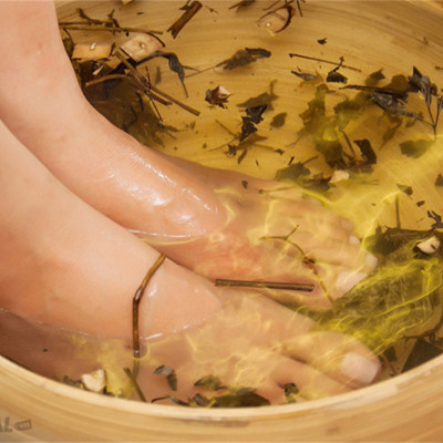 Muối Thảo Dược Ngâm Chân T-Care 600gr (Chứa bốn loại thảo dược và muối khoáng, là phương pháp hỗ trợ trị liệu đông y cổ truyền, chăm sóc toàn diện sức khỏe và đôi chân của bạn)