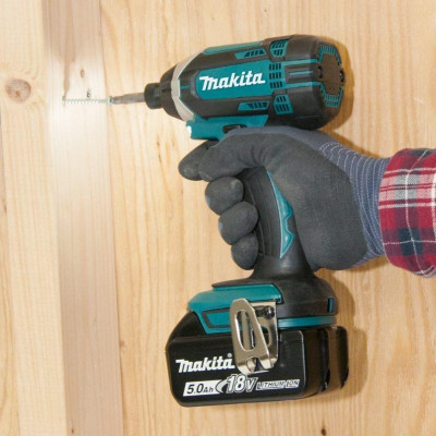 MÁY VẶN VÍT DÙNG PIN(18V) MAKITA DTD152RME (02 PIN LION 18V/4.0AH. – 01 ĐẾ SẠC PIN 18V NHANH.) - HÀNG CHÍNH HÃNG