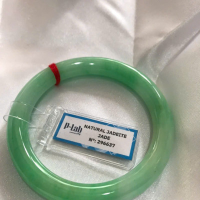 Chiếc Vòng Tay Đá Ngọc Cẩm Thạch Tự Nhiên Vip Lý Đẹp Ni 53mm x chột 8,2mm kiểm định kèm giấy chứng nhận P Lab Ni 296637 Màu Xanh Lý Tươi trắng xanh nhẹ bóng mượt sịn sang nữ 52kg - 60kg đeo ạ