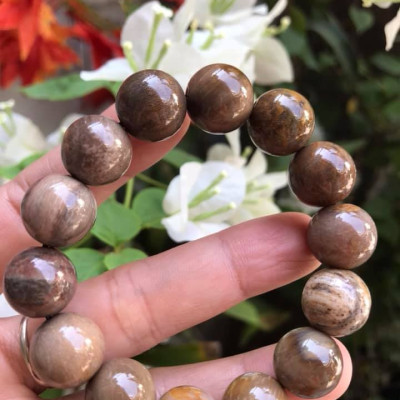 Vòng Gỗ Hóa Thạch Màu Vân Tự Nhiên Bóng Đẹp  Nam Đeo 14mm Màu Nâu Sáng Bóng Vàng Nhẹ  Nam đeo vào tay đẹp sang tốt rẻ nữa ạ