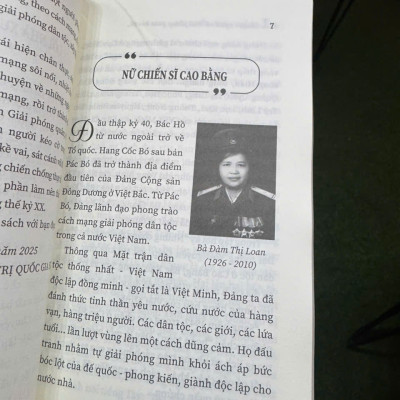 [Kỉ niệm 80 năm CMT8 và 2/9] ĐÀM THỊ LOAN - CHUYỆN NGƯỜI NỮ GIẢI PHÓNG QUÂN KÉO CỜ TRONG NGÀY ĐỘC LẬP - Đàm Thị Loan - NXB CTQGST