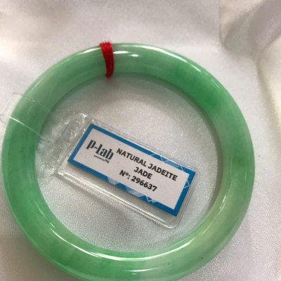 Chiếc Vòng Tay Đá Ngọc Cẩm Thạch Tự Nhiên Vip Lý Đẹp Ni 53mm x chột 8,2mm kiểm định kèm giấy chứng nhận P Lab Ni 296637 Màu Xanh Lý Tươi trắng xanh nhẹ bóng mượt sịn sang nữ 52kg - 60kg đeo ạ