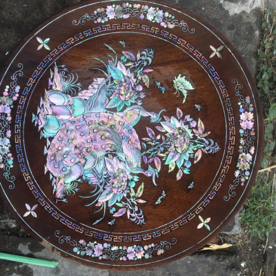 Đĩa tròn khảm trai ốc phu thê viên mãn kết hợp lền gỗ gụ 