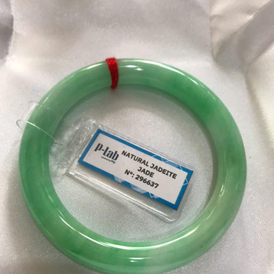 Chiếc Vòng Tay Đá Ngọc Cẩm Thạch Tự Nhiên Vip Lý Đẹp Ni 53mm x chột 8,2mm kiểm định kèm giấy chứng nhận P Lab Ni 296637 Màu Xanh Lý Tươi trắng xanh nhẹ bóng mượt sịn sang nữ 52kg - 60kg đeo ạ