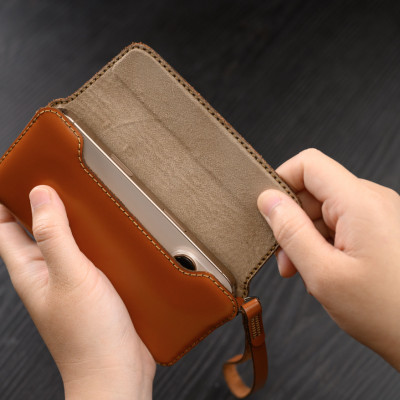 Bao da nắp ngang dành cho iPhone 16 Serie hiệu Khắc Tên , chất liệu da bò - Hàng chính hãng 