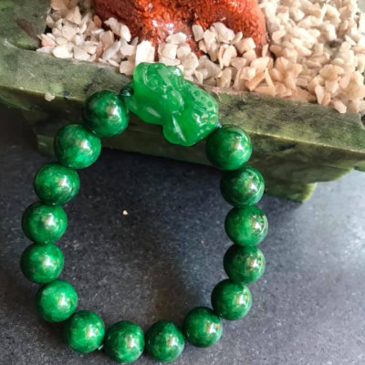CHIẾC VÒNG TAY TỲ HƯU NỮ ĐÁ CẨM THẠCH  MÀU XANH LÁ SIZE 10MM  NỮ MỆNH MỘC VÀ HỎA Ạ