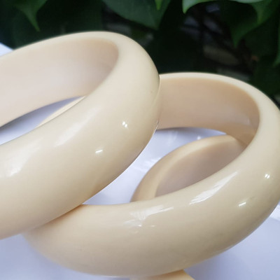 Vòng Tay Nam Giả Ngà hay gọi Xương Mỹ Nghệ Ni to 72mm x cao 22mm x dầy 10mm Nam tay tròn đeo tầm 80kg - 90kg hơn đeo ạ