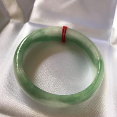 VÒNG BẢN HẸ A SIZE 49 ĐÁ CẨM THẠCH TỰ NHIÊN MÀU XANH LÁ ĐẬM Ở GIỮA LAM TRẮNG ĐỀU VÒNG