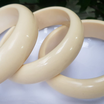 Vòng Tay Nam Giả Ngà hay gọi Xương Mỹ Nghệ Ni to 72mm x cao 22mm x dầy 10mm Nam tay tròn đeo tầm 80kg - 90kg hơn đeo ạ