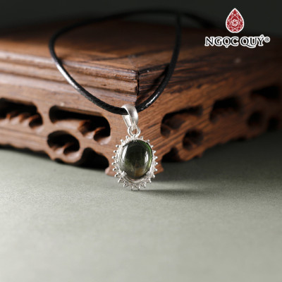 Dây chuyền Sapphire đen ánh xanh lá bọc bạc 17x14mm - Ngọc Quý Gemstones