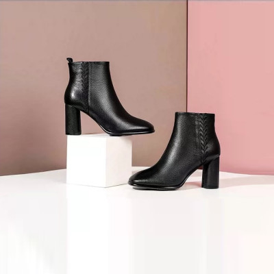 Giày boot nữ cổ thấp 7 phân hàng hiệu rosata hai màu đen nâu ro307