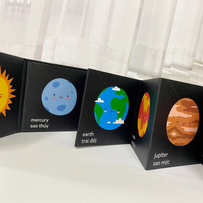 [Sách dạng zigzag board book danh cho trẻ 1 -3tuoi] (Bìa cứng in màu, song ngữ Anh - Việt) CUỐN SÁCH ĐẦU TIÊN VỀ VŨ TRỤ - Hoàng Tú - ViziBook
