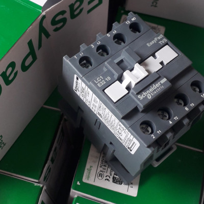 Công tắc Contactor 32A coil 220VAC Schneider LC1E3210M5 / M7