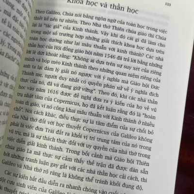 (Tủ sách Khoa học khám phá – tái bản lần thứ 2 năm 2022) CHÚA TRỜI CÓ PHẢI LÀ NHÀ TOÁN HỌC? – Mario Livio – Phạm Văn Thiều & Phạm Thu Hằng dịch-  Nhà xuất bản Trẻ - Bìa mềm