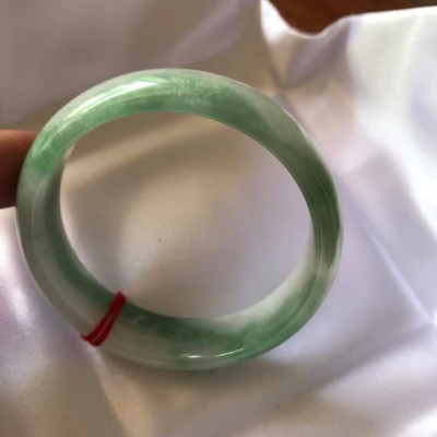 VÒNG BẢN HẸ A SIZE 49 ĐÁ CẨM THẠCH TỰ NHIÊN MÀU XANH LÁ ĐẬM Ở GIỮA LAM TRẮNG ĐỀU VÒNG