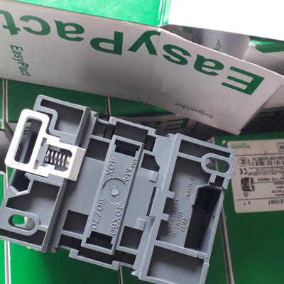 Công tắc Contactor 32A coil 220VAC Schneider LC1E3210M5 / M7