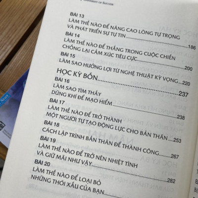 HỌC VIỆN THÀNH CÔNG – Bí mật từ 50 bậc thầy thế giới – Og Mandino – First News – NXB Dân Trí (bìa mềm)