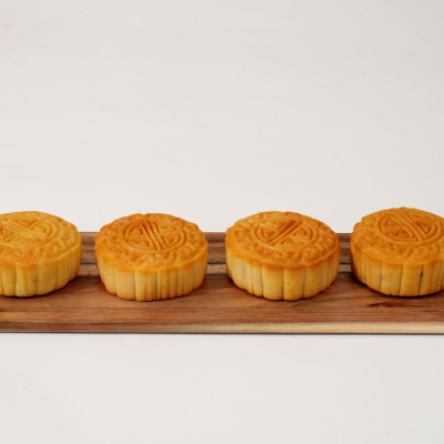 Hộp Quà Trung Thu IKACHI "Truyền Hình Trở về miền ký ức xanh" - Set 4 bánh, có nút phát nhạc, nến + đế nến