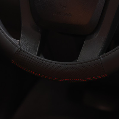 Bọc Vô Lăng CIND 8062 Size M Màu Đen Chỉ Đỏ