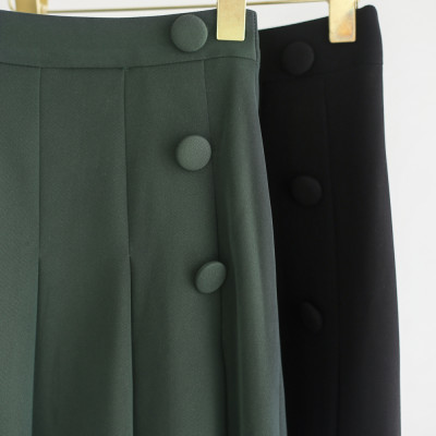 De Leah - Chân Váy Midi Xếp Li Cúc Bọc - Đen