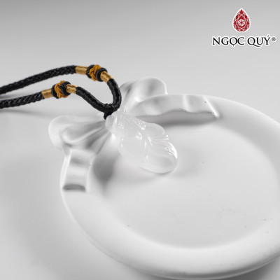 Mặt dây chuyền cá chép đá mã não trắng 19x33mm mệnh thủy, kim - Ngọc Quý Gemstones