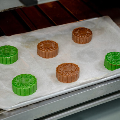 Bộ Hộp Bánh Trung Thu 4 Bánh 2 Trứng 220g Long Hưng - Thành Long (880g) - Việt Nam