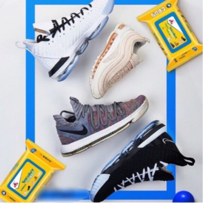 Giấy vệ sinh  giày bịch 30 tờ , vệ sinh các giày thể thao , các loại da , siêu sạch ,giúp sáng bóng , sạch sẽ , tiện lợi nhỏ gọn dễ dàng mang theo mọi nơi 