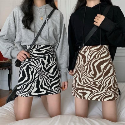 Chân váy ngắn chữ A họa tiết kẻ vằn cho nữ