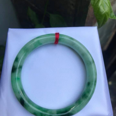 Vòng  LÝ SƠN THỦY ĐẸP 49  Chất liệu đá cẩm thạch tự nhiên Màu Xanh Ngọc Ngà Đẹp Đậm Dần 1 Bên Vòng Sang nữ 49kg đến 58kg