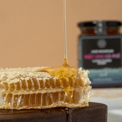 Combo 1 Hũ Mật Ong Cà Phê Jade Mountain Kết Tinh Tự Nhiên 380ml Và 1 Mật Ong Bánh Tổ Jade Mountain 500gr Nguyên Miếng Ngọt Nhẹ