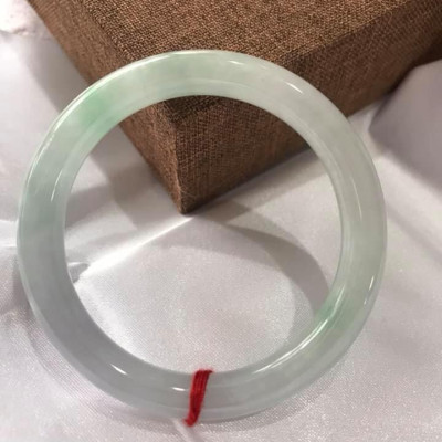  CHIẾC VÒNG TÍM LÝ 49 MÀU TRẮNG 2 VÂN XANH LÁ NHẸ BÓNG ĐỀU ĐẸP  CHẤT LIỆU ĐÁ CẨM THẠCH TỰ NHIÊN  NỮ MẠNG KIM THỦY 45KG ĐẾN 54KG ĐEO ĐẸP Ạ