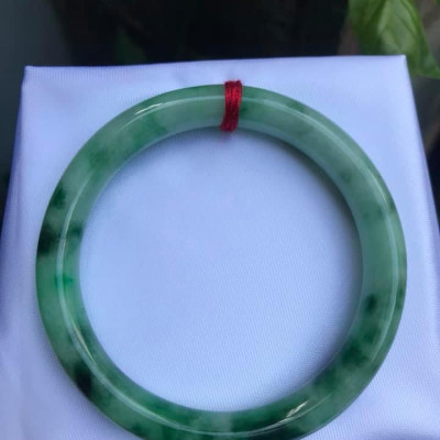 Vòng  LÝ SƠN THỦY ĐẸP 49  Chất liệu đá cẩm thạch tự nhiên Màu Xanh Ngọc Ngà Đẹp Đậm Dần 1 Bên Vòng Sang nữ 49kg đến 58kg