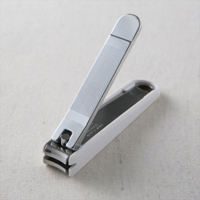 Bấm Móng Tay Inox Hoa Văn Cỡ Lớn Kai Razor 01069-HC3604 (Màu Trắng)