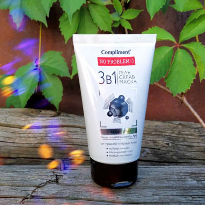 Sữa rửa mặt than hoạt tính Compliment 3in1 150ml 