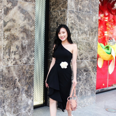 Đầm ôm vai xéo kèm hoa xinh xắn MS 2519