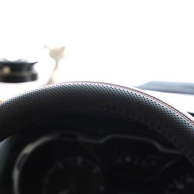 Bọc Vô Lăng CIND 8062 Size M Màu Đen Chỉ Đỏ