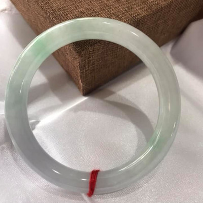  CHIẾC VÒNG TÍM LÝ 49 MÀU TRẮNG 2 VÂN XANH LÁ NHẸ BÓNG ĐỀU ĐẸP  CHẤT LIỆU ĐÁ CẨM THẠCH TỰ NHIÊN  NỮ MẠNG KIM THỦY 45KG ĐẾN 54KG ĐEO ĐẸP Ạ