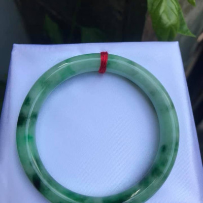 Vòng  LÝ SƠN THỦY ĐẸP 49  Chất liệu đá cẩm thạch tự nhiên Màu Xanh Ngọc Ngà Đẹp Đậm Dần 1 Bên Vòng Sang nữ 49kg đến 58kg