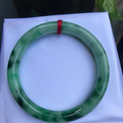 Vòng  LÝ SƠN THỦY ĐẸP 49  Chất liệu đá cẩm thạch tự nhiên Màu Xanh Ngọc Ngà Đẹp Đậm Dần 1 Bên Vòng Sang nữ 49kg đến 58kg