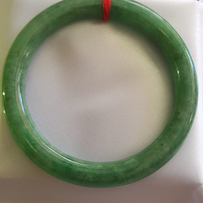 Vòng Cẩm Thạch tự nhiên mới vip Đậu Lý Sao Sao 56mm x cọng 8,5mm cao cấp sịn đẹp màu xanh đậu lý bông đậm đều bóng mượt đẹp Nữ 54kg - 64kg đeo rất đẹp sang tay món quà tặng Mẹ , người thân ý nghĩa ạ