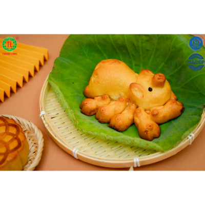 BÁNH TRUNG THU BẦY HEO 5 CON NHÂN DỪA 250 G THÀNH LONG ( CÓ NHÂN TRONG HEO CON, CÓ TRỨNG TRONG HEO MẸ) - VIỆT NAM