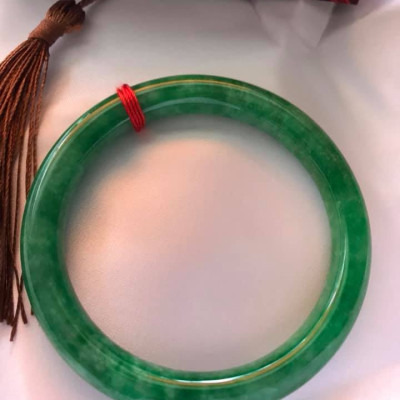 CHIẾC VÒNG TAY ĐÁ CẨM THẠCH ĐẬU LÝ SIZE 54MM MÀU  XANH LÁ BÔNG ĐẸP ĐẸP Ạ NỮ CÂN NẶNG TẦM 52KG - 62KG 