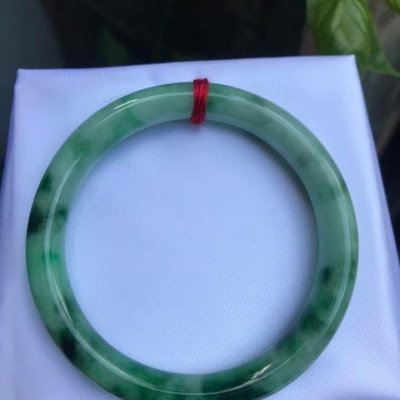 Vòng  LÝ SƠN THỦY ĐẸP 49  Chất liệu đá cẩm thạch tự nhiên Màu Xanh Ngọc Ngà Đẹp Đậm Dần 1 Bên Vòng Sang nữ 49kg đến 58kg