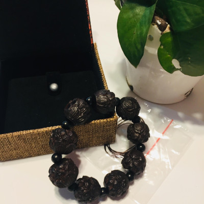 Vòng đeo tay Phong Thủy Nam – Nữ gỗ Thủy Tầm Mộc, hạt 18li, khắc thủ công các vị thần phật dân gian Phương Đông, Kèm hộp Gấm.